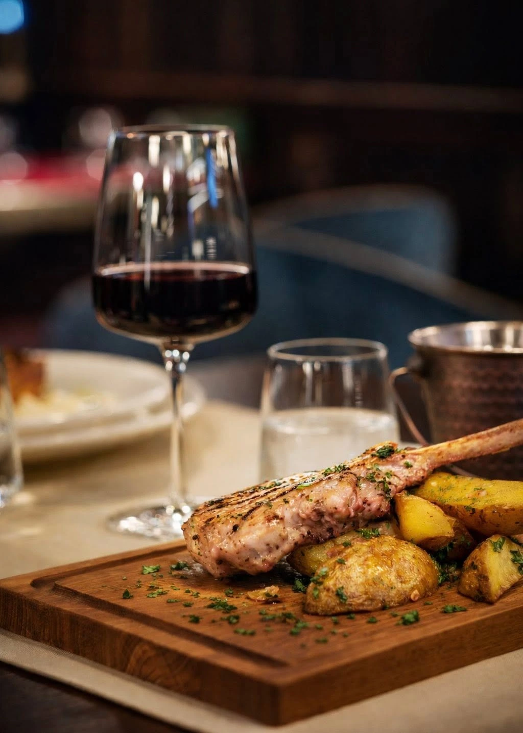 Cotlet la grătar cu cartofi rustici, servit la SiHA Restaurant Hotel Simona Halep